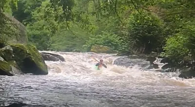 la poupée qui tousse (à 23mc à Giroux, soit 13mc? dans les gorges), propose une belle ligne ou 3 jolis courants viendront animer le navigateur. Un seuil agréable, vif.